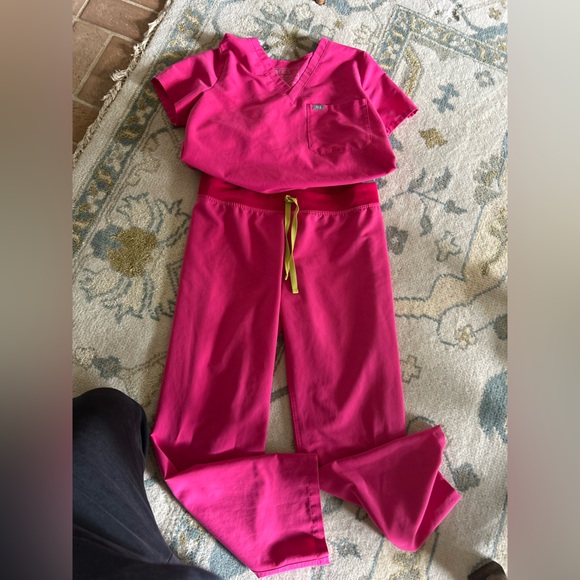 Figs Scrub Set Shocking Pink Medium top Medium petite bottom - Picture 1 of 6